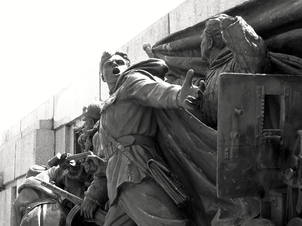 Паметникът на съветската армия в София, историческото минало и съвременният българин-роб