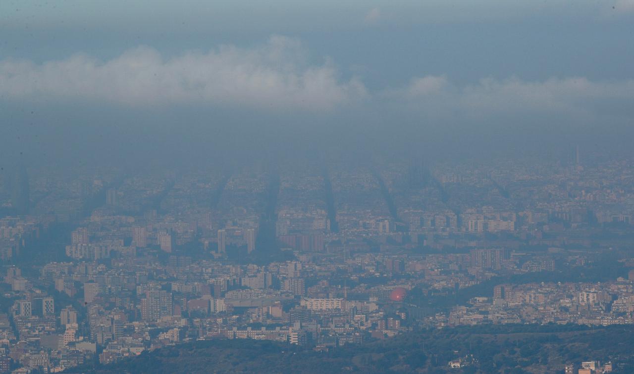 Въглеродните емисии и мръсният въздух – топла връзка с неочакван знак