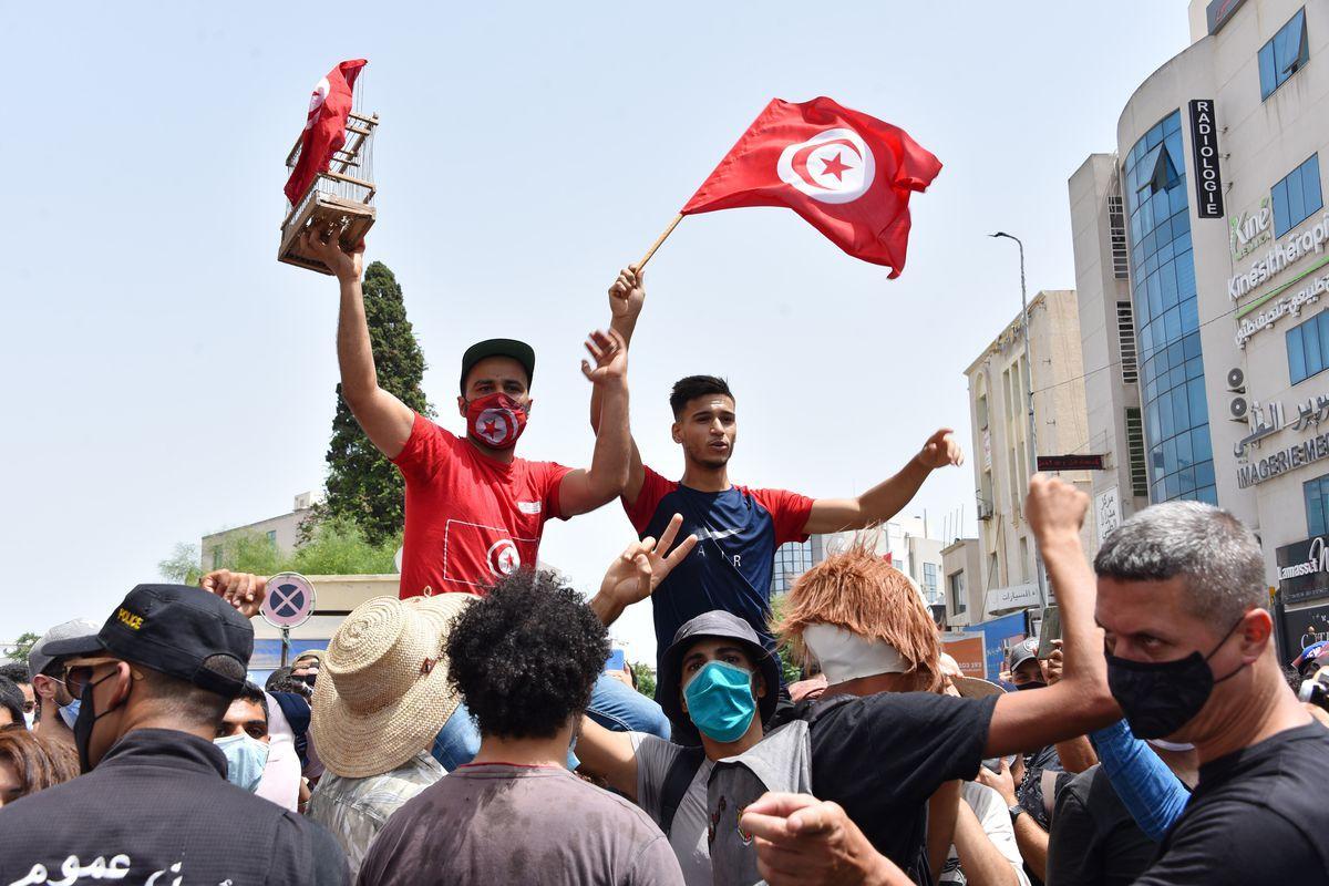 Ще продължи ли Тунис да бъде успешната история на Арабската пролет?