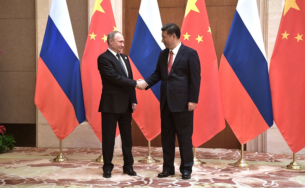 Путин в обятията на Си Дзинпин – прегръдката, която задушава