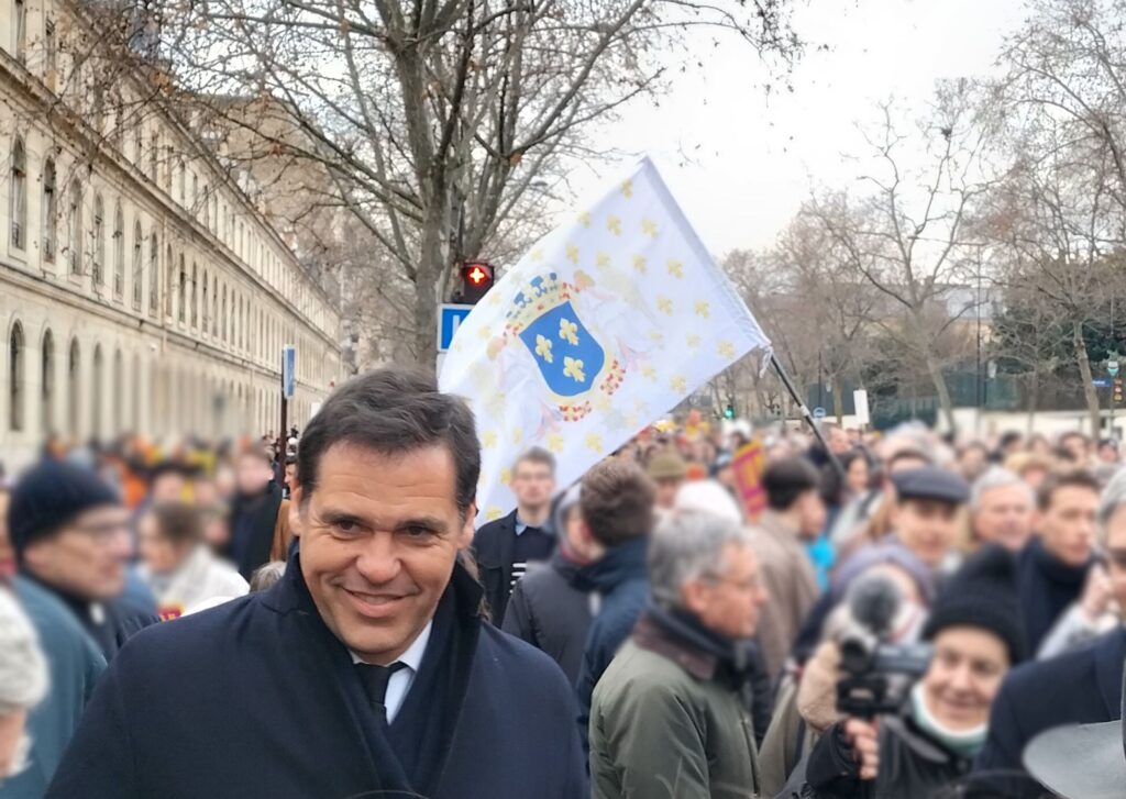 Единствената останала революция: Monarchy and God Again (MAGA)