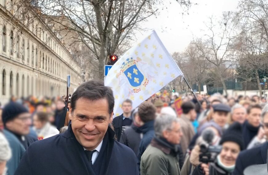 Единствената останала революция: Monarchy and God Again (MAGA)