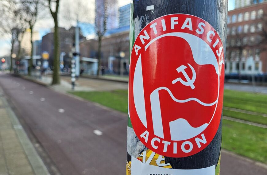 САЩ гонят крайнолевите, Европа – „крайнодесните“