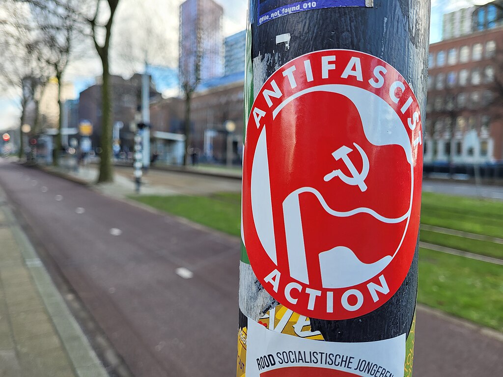 САЩ гонят крайнолевите, Европа – „крайнодесните“