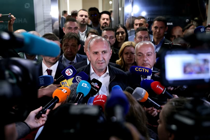 Съкрушителната победа на Радев задължава съставянето на трайно правителство